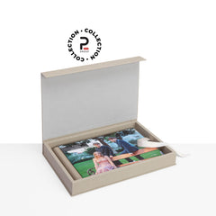 Personalizza i tuoi ricordi con il Kit Cofanetto con Pattina. Disponibile in raffinate varianti cromatiche (beige sabbia, azzurro carta da zucchero), questo packaging per fotografi professionisti unisce praticità e lusso grazie alla chiusura a scomparsa e alle finiture artigianali.