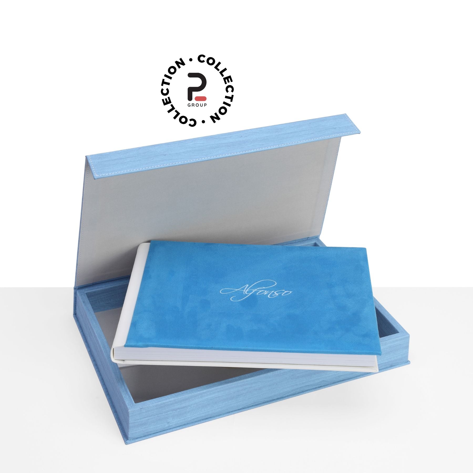 Personalizza i tuoi ricordi con il Kit Cofanetto con Pattina. Disponibile in raffinate varianti cromatiche (beige sabbia, azzurro carta da zucchero), questo packaging per fotografi professionisti unisce praticità e lusso grazie alla chiusura a scomparsa e alle finiture artigianali.