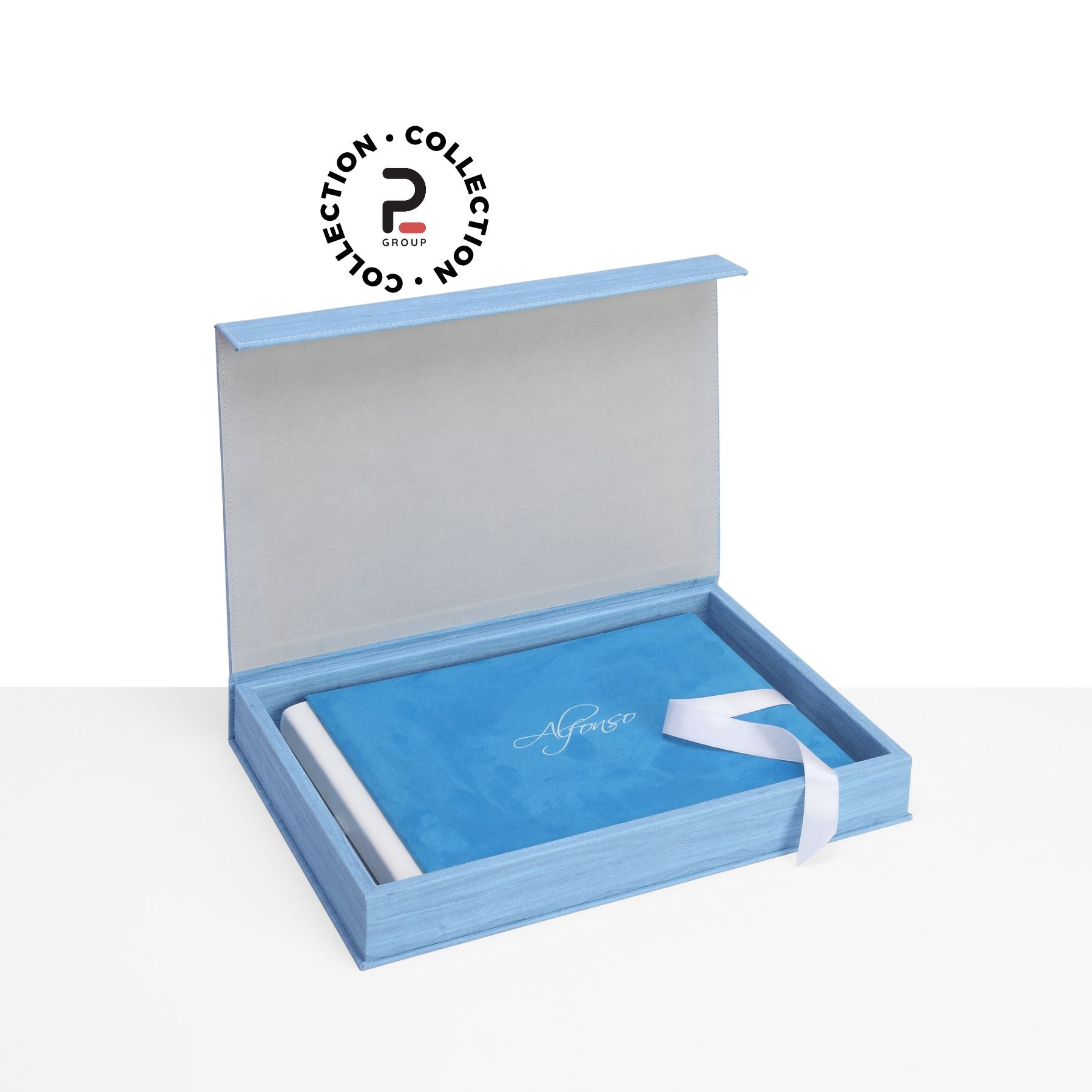 Personalizza i tuoi ricordi con il Kit Cofanetto con Pattina. Disponibile in raffinate varianti cromatiche (beige sabbia, azzurro carta da zucchero), questo packaging per fotografi professionisti unisce praticità e lusso grazie alla chiusura a scomparsa e alle finiture artigianali.