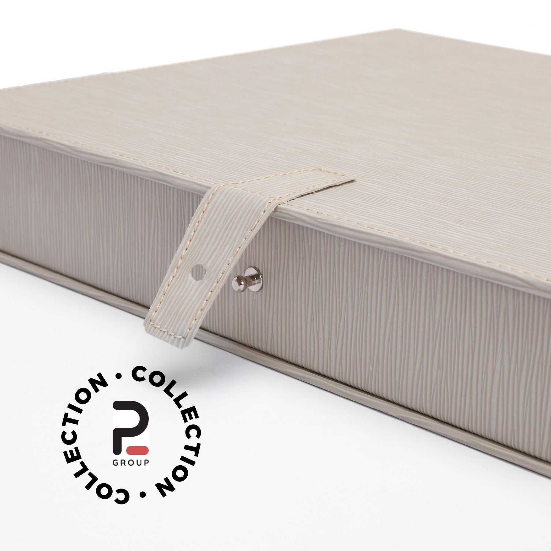 Elegante kit cofanetto Mary con cinturino coordinato, ideale per proteggere e valorizzare album fotografici di battesimo o nascite. Realizzato con materiali di pregio e chiusura sicura, è il complemento perfetto per i tuoi ricordi più cari.