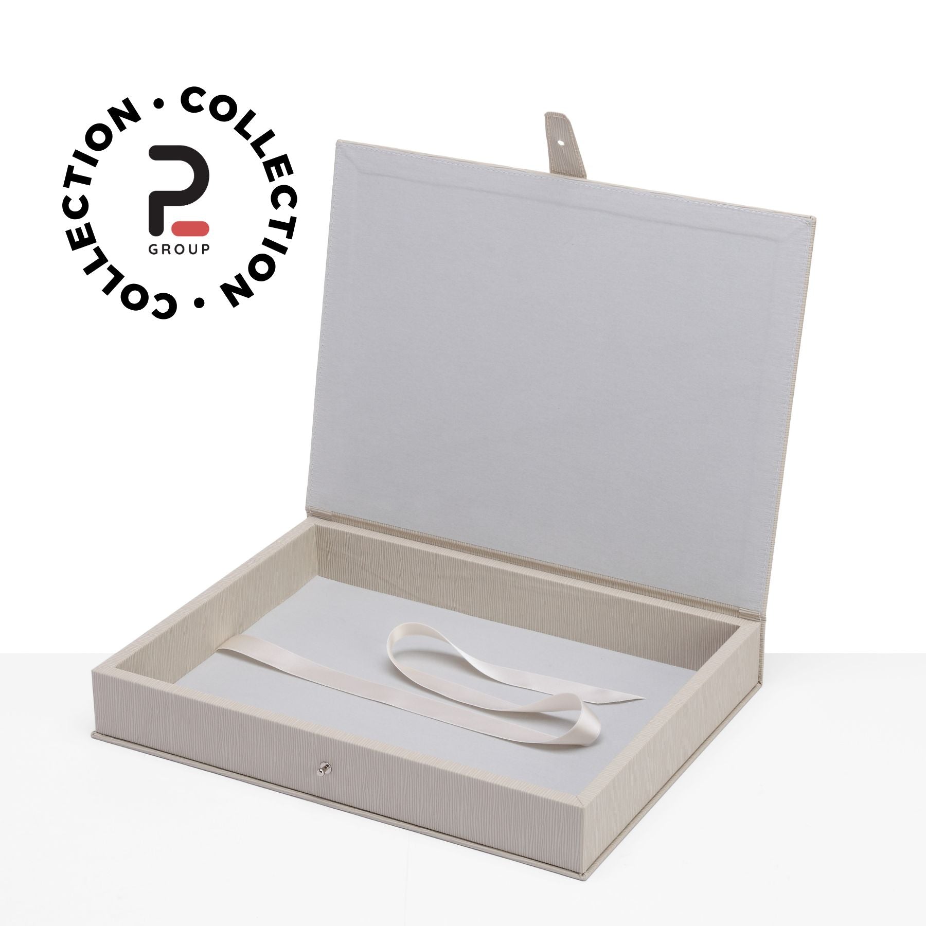Elegante kit cofanetto Mary con cinturino coordinato, ideale per proteggere e valorizzare album fotografici di battesimo o nascite. Realizzato con materiali di pregio e chiusura sicura, è il complemento perfetto per i tuoi ricordi più cari.