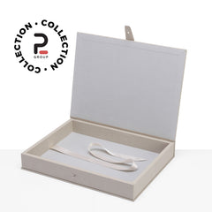 Elegante kit cofanetto Mary con cinturino coordinato, ideale per proteggere e valorizzare album fotografici di battesimo o nascite. Realizzato con materiali di pregio e chiusura sicura, è il complemento perfetto per i tuoi ricordi più cari.