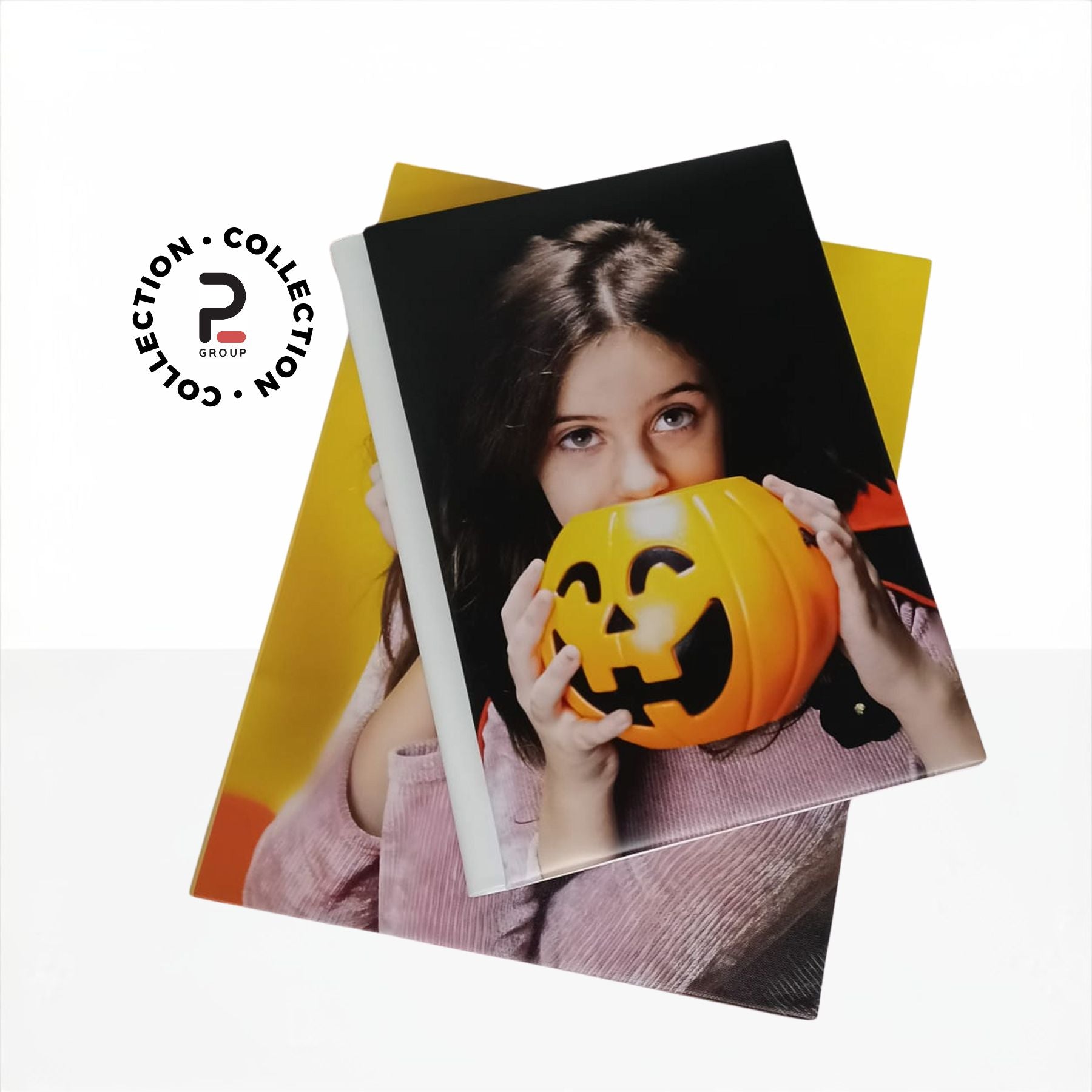 Dettaglio del Kit Mary: album fotografico con copertina in tela canvas personalizzata con il ritratto di una bambina, chiuso lateralmente da un elegante nastrino di raso bianco legato a fiocco.