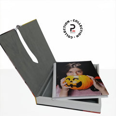 Dettaglio del Kit Mary: album fotografico con copertina in tela canvas personalizzata con il ritratto di una bambina, chiuso lateralmente da un elegante nastrino di raso bianco legato a fiocco.