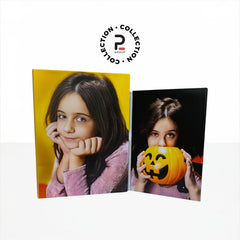 Dettaglio del Kit Mary: album fotografico con copertina in tela canvas personalizzata con il ritratto di una bambina, chiuso lateralmente da un elegante nastrino di raso bianco legato a fiocco.