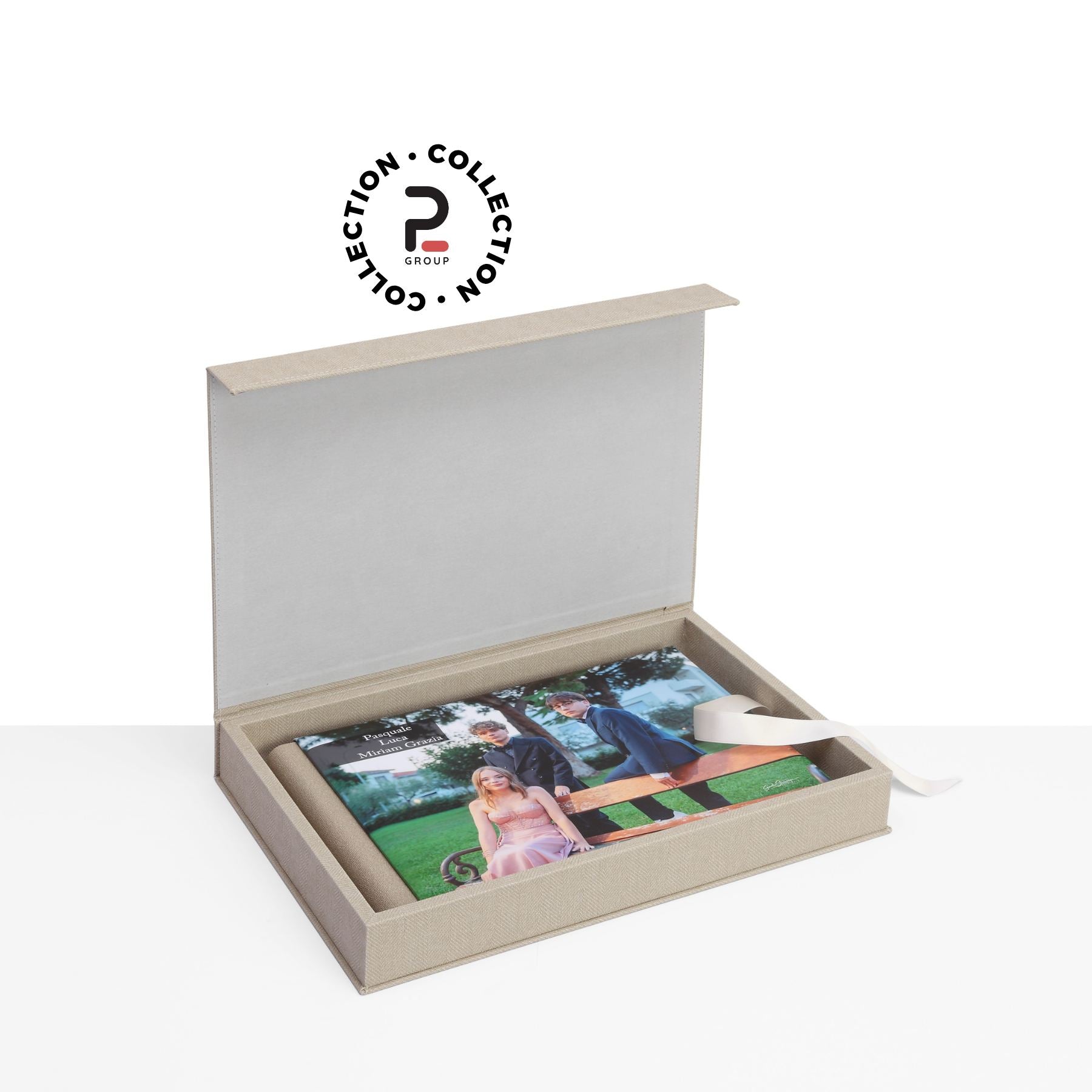 Scegli il Kit Cofanetto con Pattina Wedding. Custodia rigida a libro con nastro, Album Grande con fotocopertina personalizzabile e 2 mini album genitori. Formati 25x35 e 30x40.
