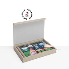 Scegli il Kit Cofanetto con Pattina Wedding. Custodia rigida a libro con nastro, Album Grande con fotocopertina personalizzabile e 2 mini album genitori. Formati 25x35 e 30x40.