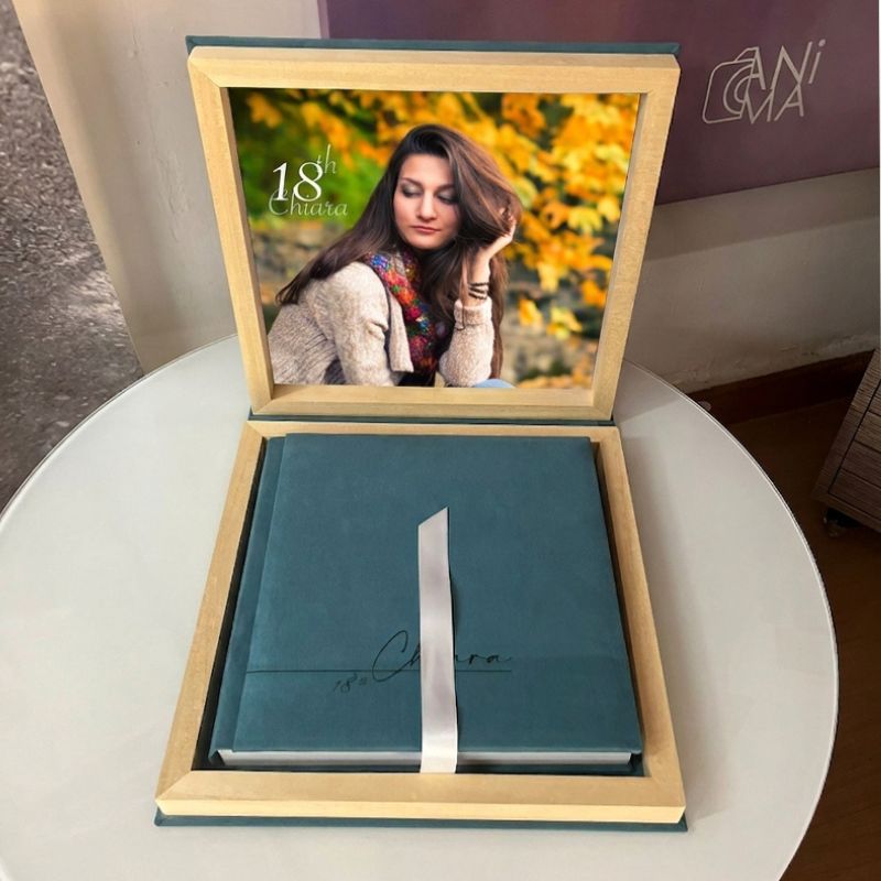 Cofanetto P62 per fotolibro in ecopelle con cornice in legno a vista