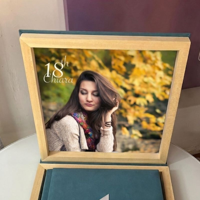 Custodia per album fotografico modello P62 con inserti in legno naturale a vista ed ecopelle.