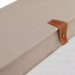 Cofanetto vintage artigianale in tessuto di canapa beige con chiusura in pelle marrone e bottone metallico.