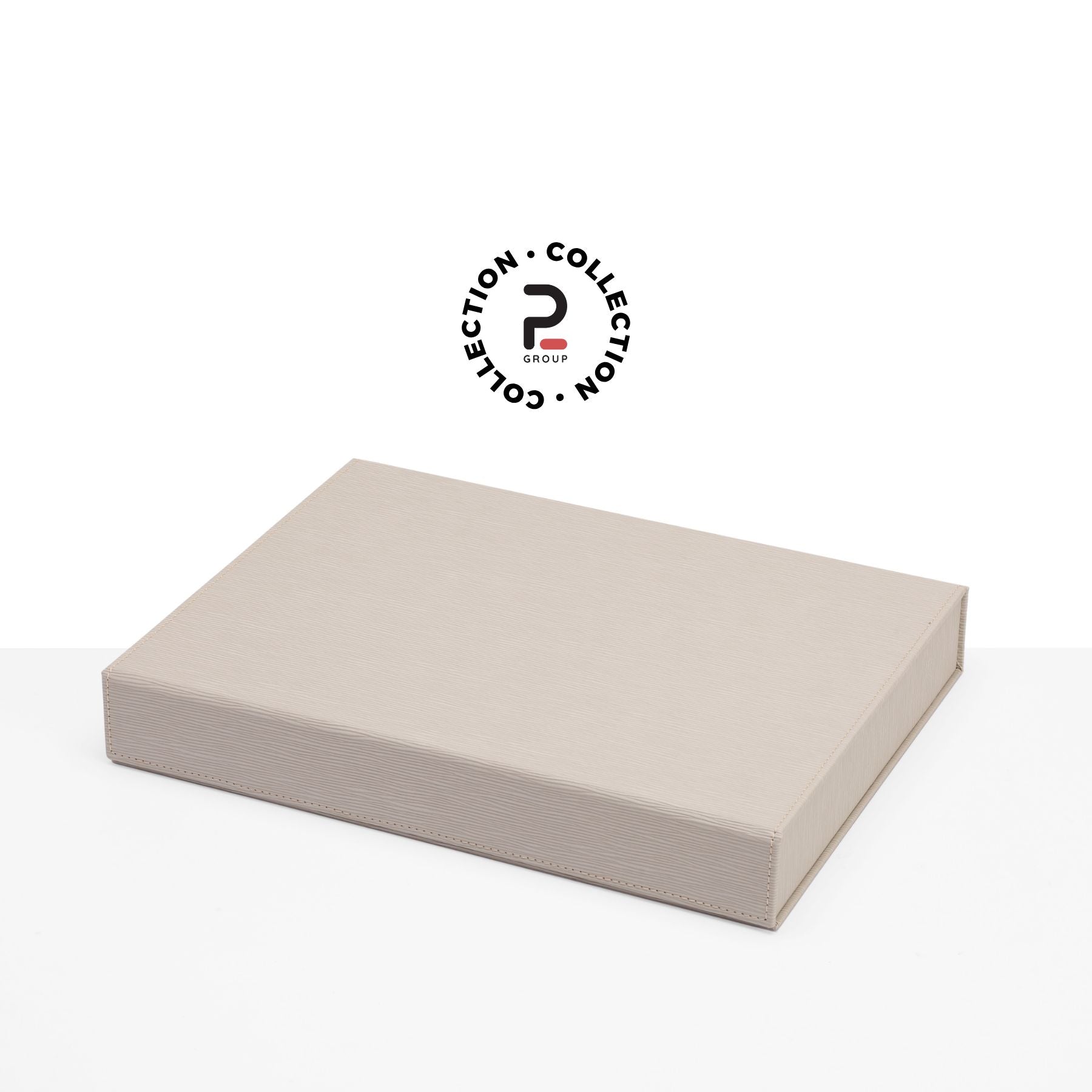 Personalizza i tuoi ricordi con il Kit Cofanetto con Pattina. Disponibile in raffinate varianti cromatiche (beige sabbia, azzurro carta da zucchero), questo packaging per fotografi professionisti unisce praticità e lusso grazie alla chiusura a scomparsa e alle finiture artigianali.
