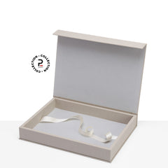 Personalizza i tuoi ricordi con il Kit Cofanetto con Pattina. Disponibile in raffinate varianti cromatiche (beige sabbia, azzurro carta da zucchero), questo packaging per fotografi professionisti unisce praticità e lusso grazie alla chiusura a scomparsa e alle finiture artigianali.