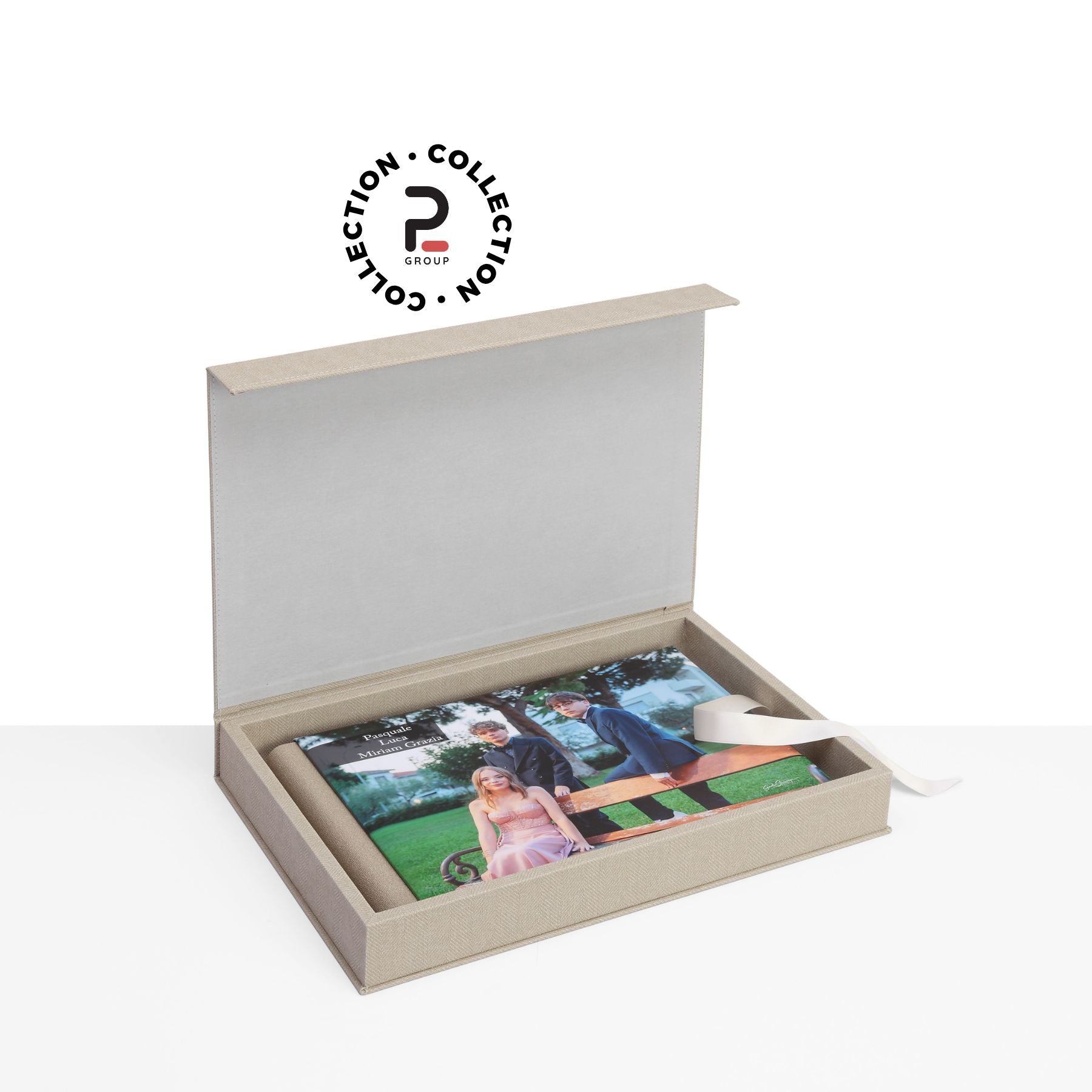 Personalizza i tuoi ricordi con il Kit Cofanetto con Pattina. Disponibile in raffinate varianti cromatiche (beige sabbia, azzurro carta da zucchero), questo packaging per fotografi professionisti unisce praticità e lusso grazie alla chiusura a scomparsa e alle finiture artigianali.