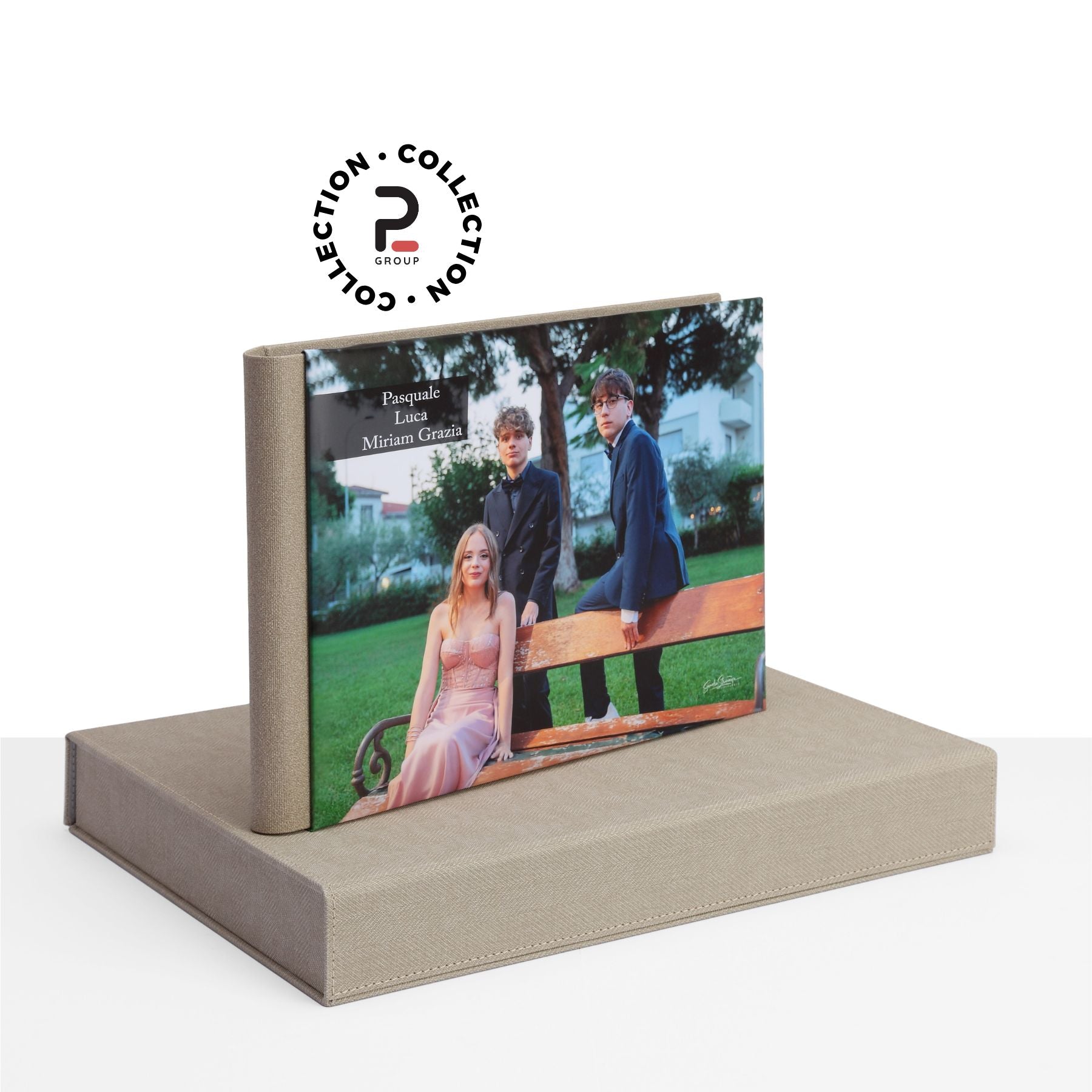 Personalizza i tuoi ricordi con il Kit Cofanetto con Pattina. Disponibile in raffinate varianti cromatiche (beige sabbia, azzurro carta da zucchero), questo packaging per fotografi professionisti unisce praticità e lusso grazie alla chiusura a scomparsa e alle finiture artigianali.