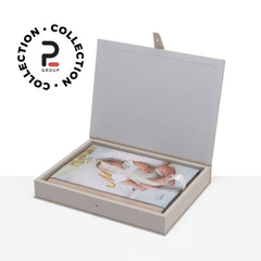 Elegante kit cofanetto Mary con cinturino coordinato, ideale per proteggere e valorizzare album fotografici di battesimo o nascite. Realizzato con materiali di pregio e chiusura sicura, è il complemento perfetto per i tuoi ricordi più cari.