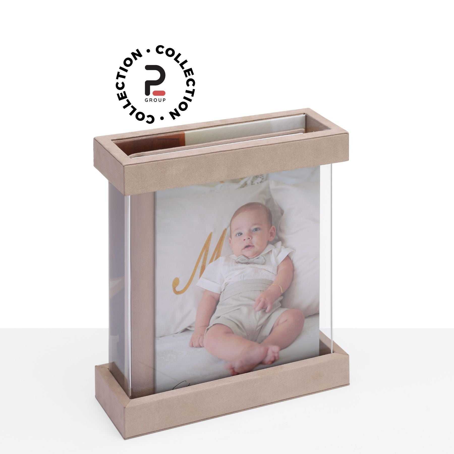 "Album fotografico Kit Martina 25x35 verticale", "Dettaglio cofanetto plexiglass Kit Martina", "Fotolibro con copertina personalizzata e dorso in ecopelle".