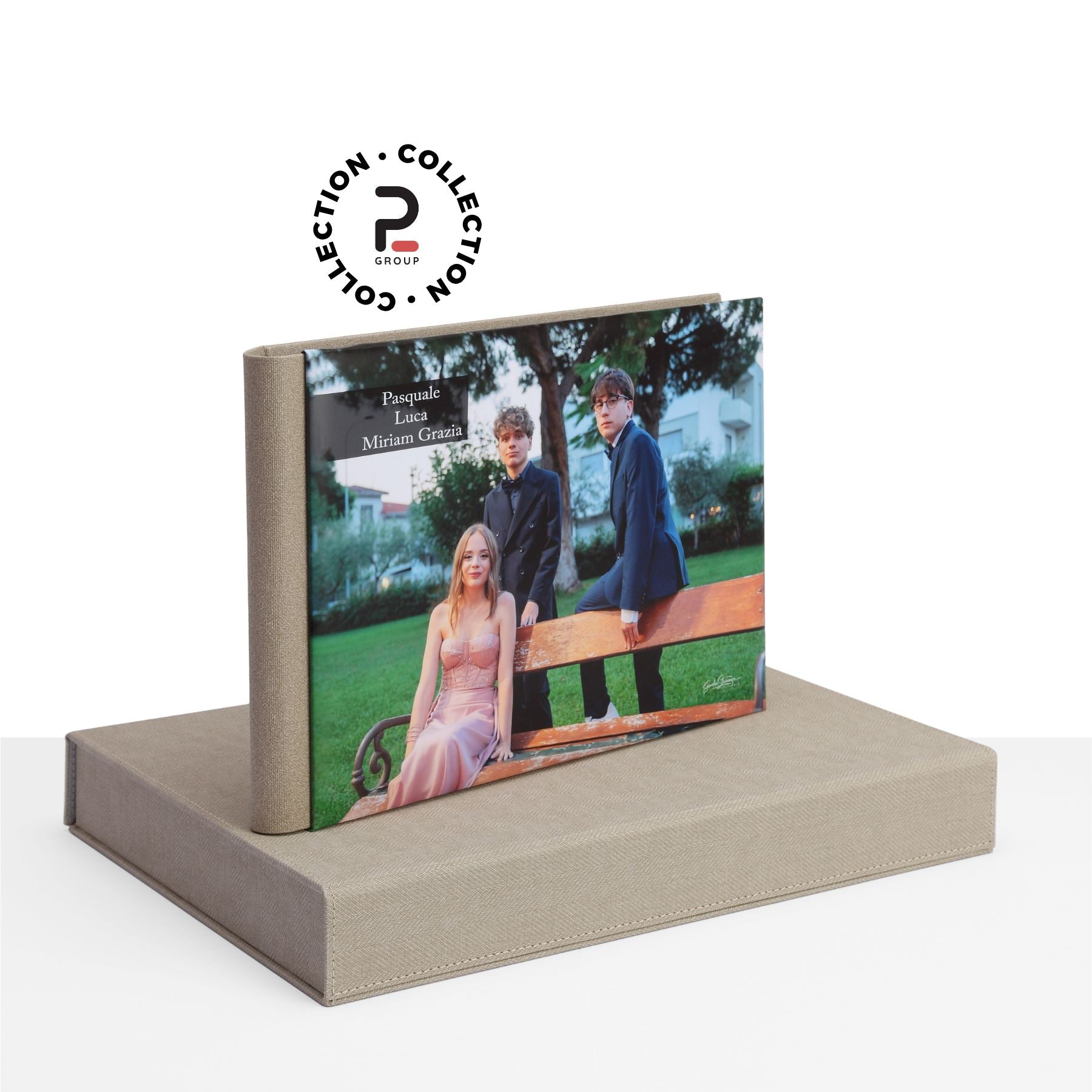 Scegli il Kit Cofanetto con Pattina Wedding. Custodia rigida a libro con nastro, Album Grande con fotocopertina personalizzabile e 2 mini album genitori. Formati 25x35 e 30x40.